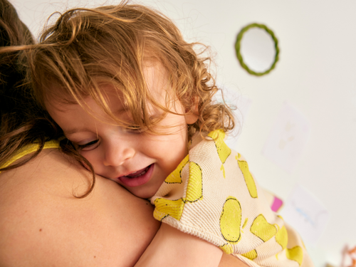 Guía esencial para cuidar el cabello rizado y ondulado en niños - Mustela Mexico - 1