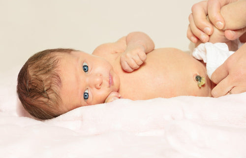 Cómo cuidar el cordón umbilical de tu bebé: 7 consejos esenciales - Mustela Mexico - 1
