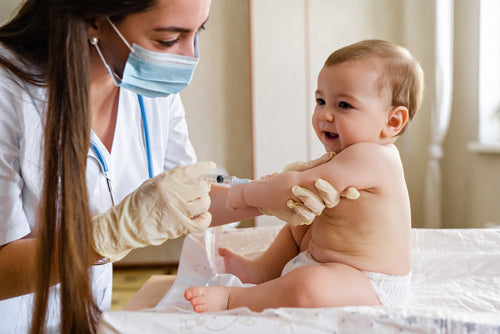 ¿Cómo funcionan las vacunas? Beneficios, tipos y cuándo aplicarlas a tu hijo - Mustela Mexico - 1