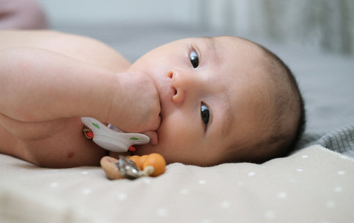 ¿Es bueno darle chupón a tu bebé? Pros, contras y consejos útiles - Mustela Mexico - 1