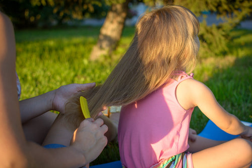 Cómo desenredar el cabello de los niños después de la piscina o playa - Mustela Mexico - 1