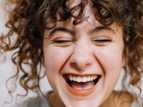 Mitos sobre el cabello rizado que ya no deberíamos creer - Mustela Mexico - 1