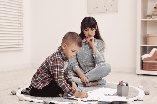 Madre observando a su hijo ante posibles señales de autismo - Mustela Mexico - 1