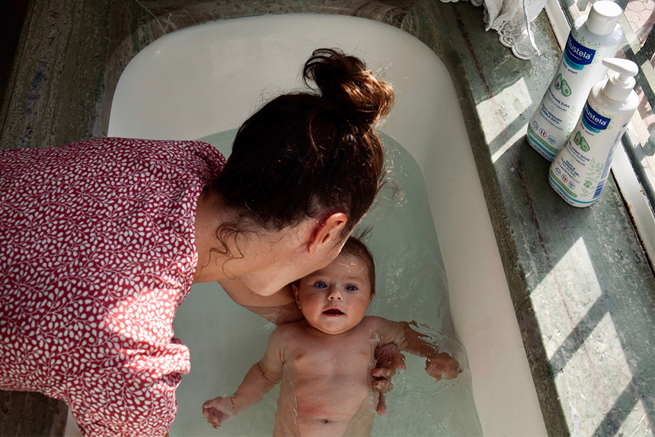 Niño pequeño tomar un baño en la bañera