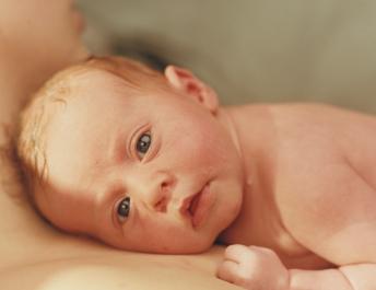Contacto piel con piel, la mejor forma de conectar con tu bebé