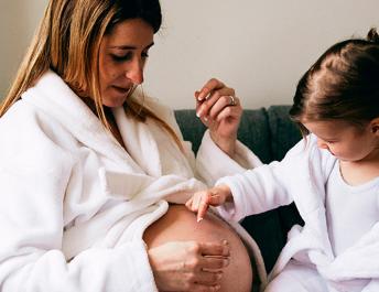 ¿Visitas al recién nacido? Protocolo para cuidar al bebé (y a la mamá también)